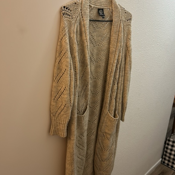 Beige long sweater size medium gently used - Picture 4 of 7